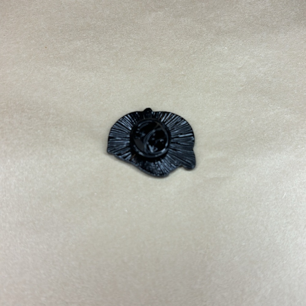 Simple Otter Enamel and Metal Pin - Picture 2 of 2